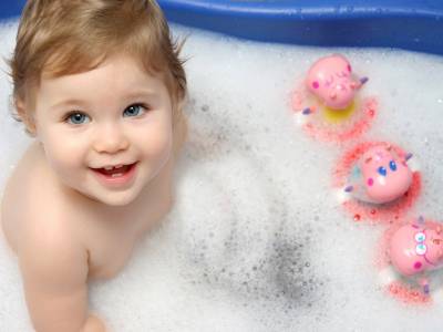 Baby Playing In Bathtub Background